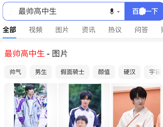 刘耀文的颜值高,腿长,完全是行走的校园剧男主.