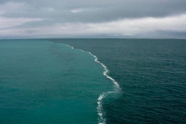 阿拉斯加湾,由于密度,盐度不同,海水不会交融,形成一条明显的分界线.
