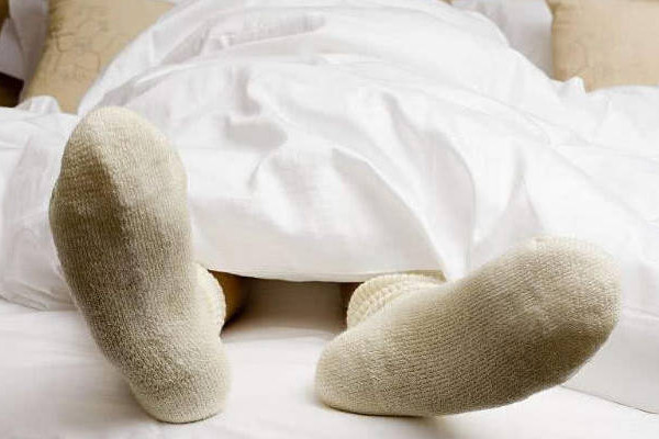 穿袜子睡觉,能睡得更快,是真的吗?分享改善失眠的4个妙招