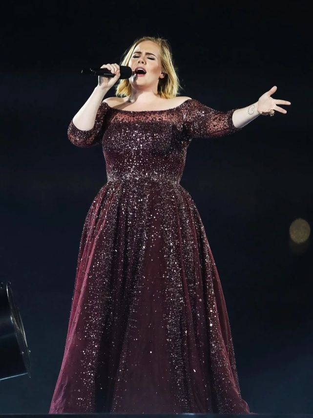 13)adele 身高 175 cm,刚出道的时候体重高达两百多斤,所以我们能看到