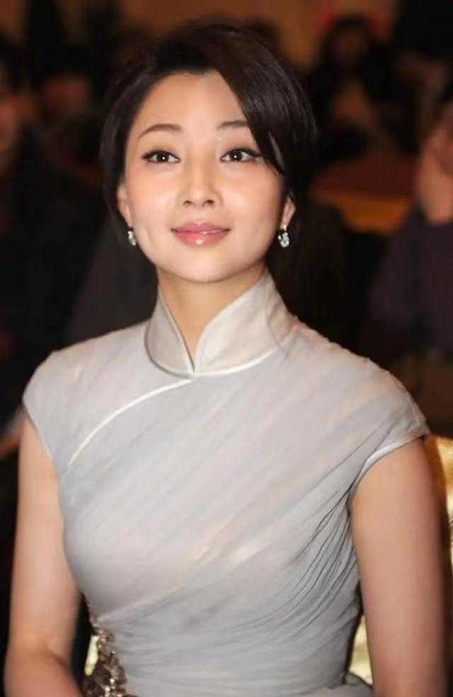 殷桃颠覆了审美标准穿修身旗袍身材刚刚好有点肉感更有韵味