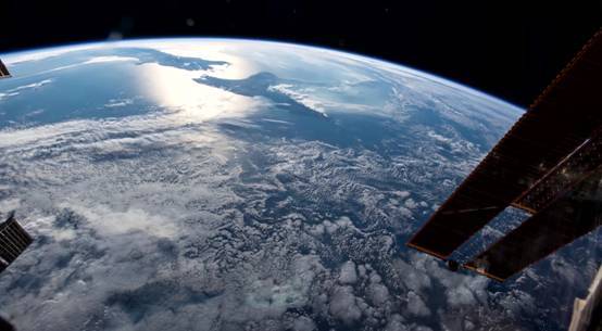太空中看地球有多震撼?翟志刚怕地球被吹走,nasa宇航