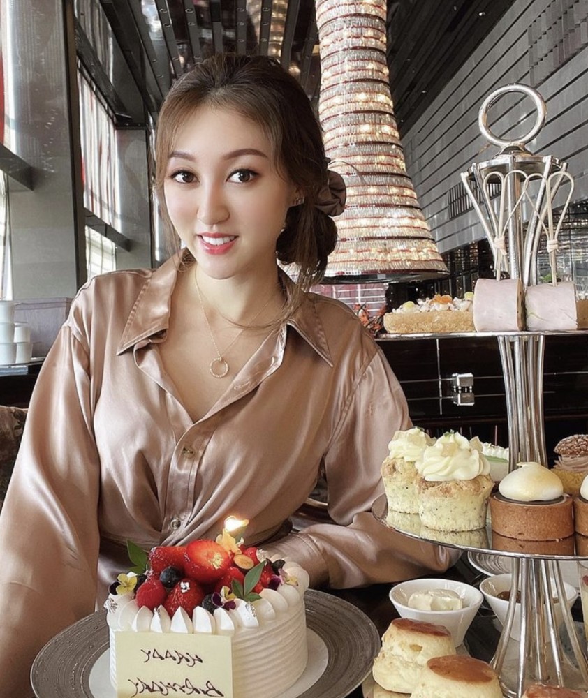 港姐何艳娟庆祝30岁生日,鲜花蛋糕摆满桌子,离婚后生活依然富贵_腾讯