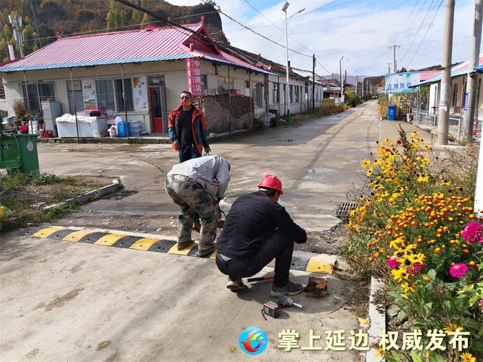 州交通运输局为和龙市崇善镇两村安装道路减速带 保障安全助秋收