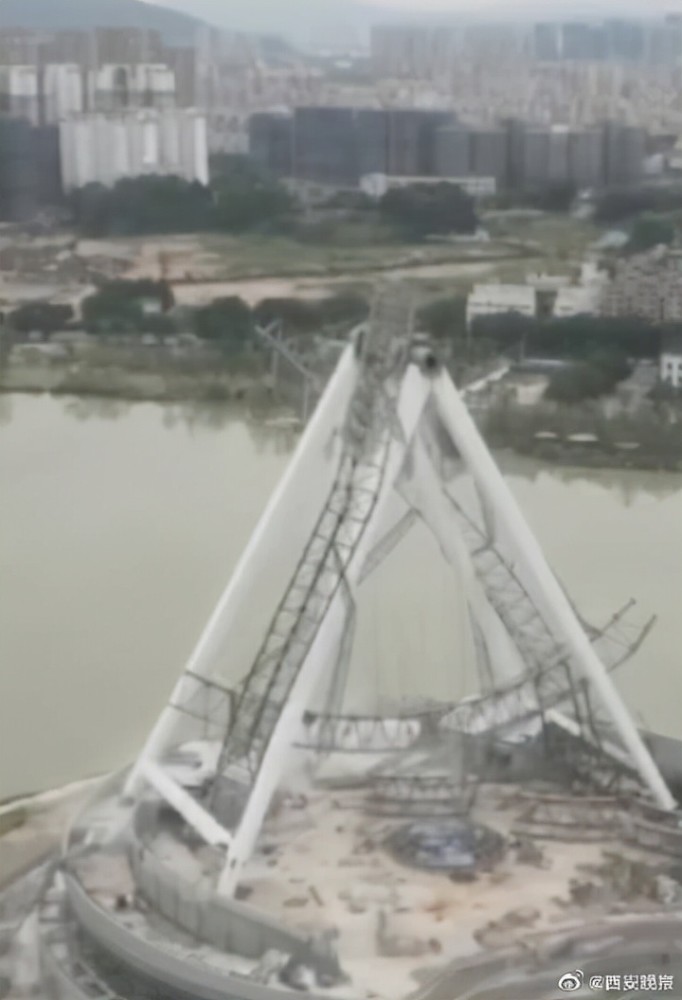 福州晋安湖旁一在建摩天轮倒塌,伤亡情况不明