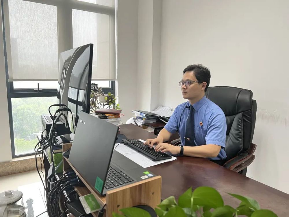 徐贺在办公室准备庭审材料 全媒体记者张星 摄审查案件,提审讯问,出庭