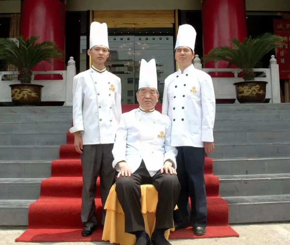 李志顺大师(右 侯瑞轩大师(中)张永涛先生(左"不光是厨师,包括我们