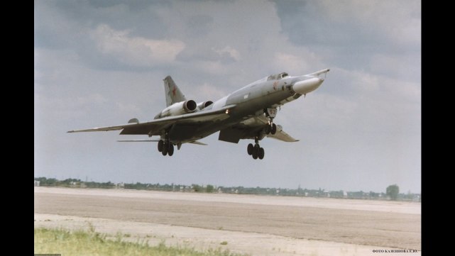 而超音速战略轰炸机的任务则被资历尚浅的米亚西舍夫(okb-23)设计局
