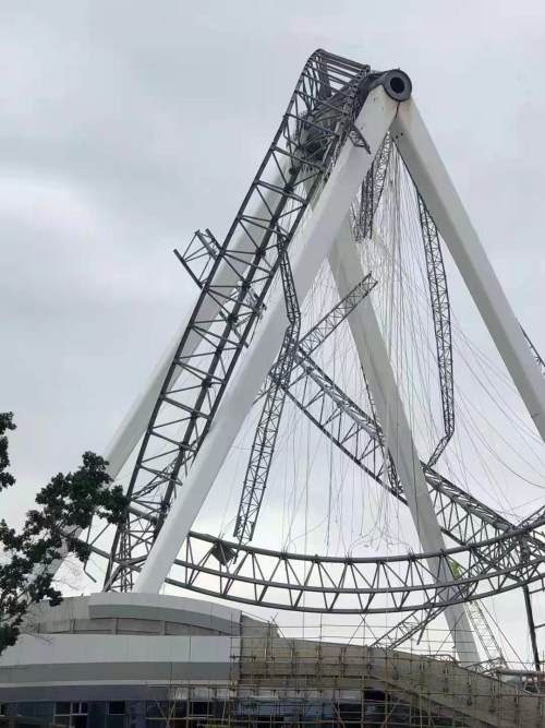 福州晋安湖旁一在建摩天轮倒塌目击者先是外部一小块掉下来随后才散架