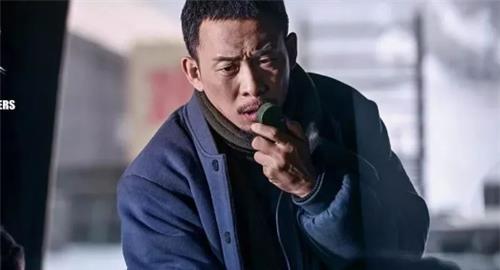 "吴京听到后哈哈大笑,可以说张译的回答简直是教科书式的回答.