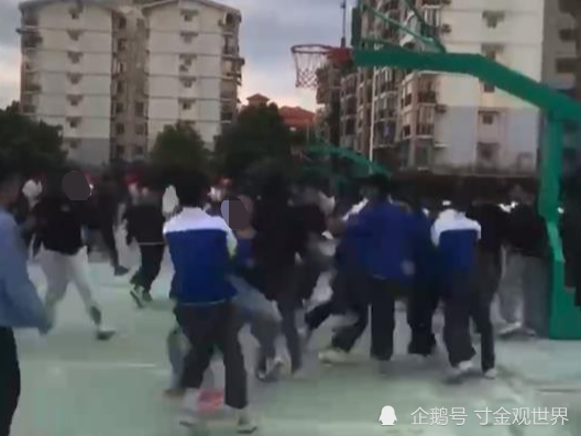 揪心广西桂林一技校发生大型斗殴事件现场一片混乱令人担忧