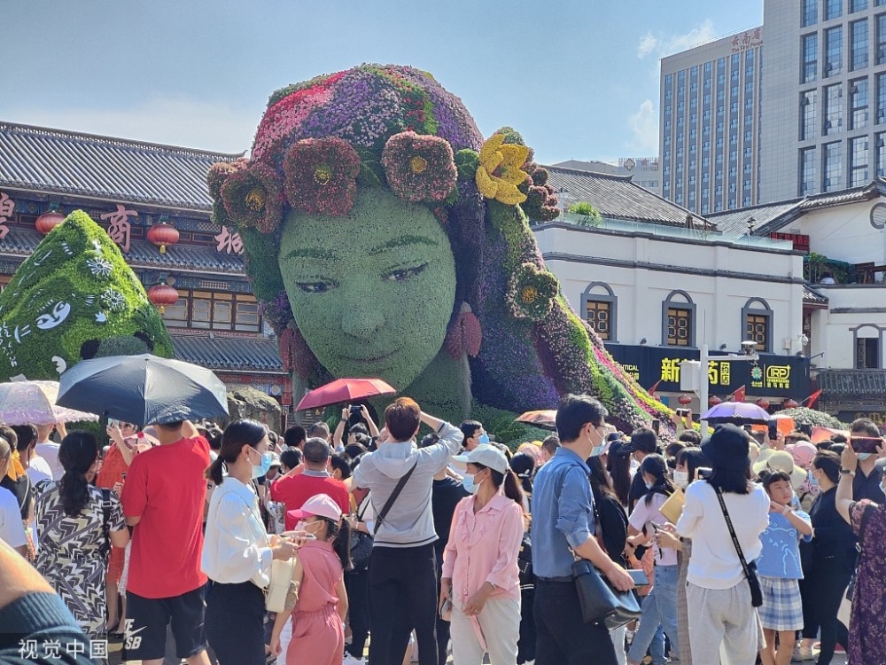 昆明:花仙子立体花坛吸引游客驻足
