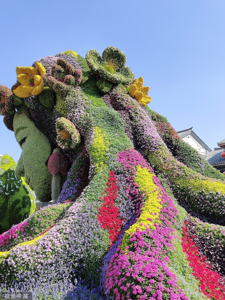 昆明:花仙子立体花坛吸引游客驻足