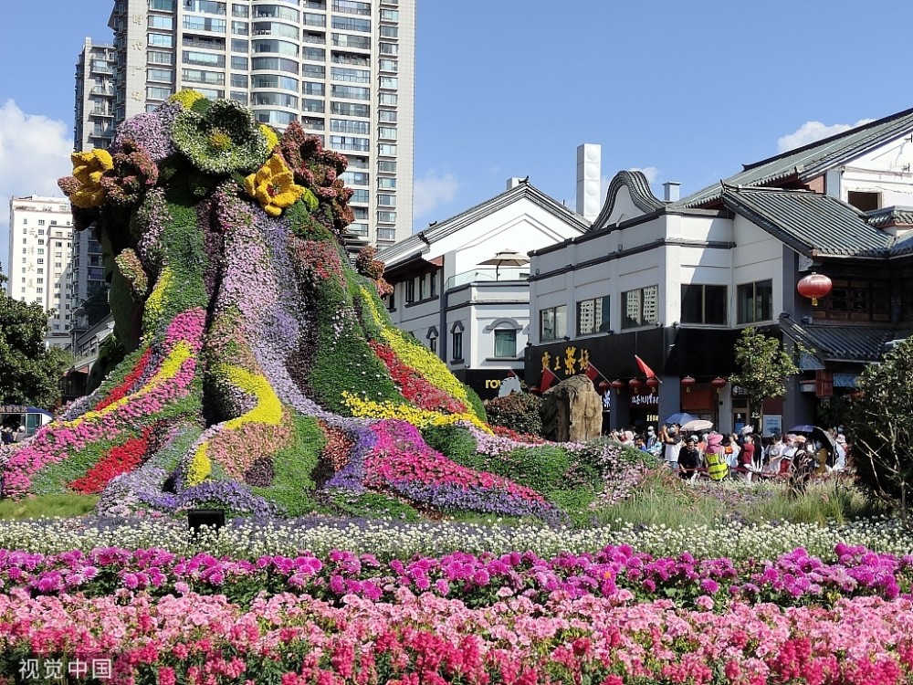 昆明花仙子立体花坛吸引游客驻足