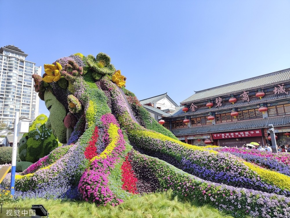 昆明花仙子立体花坛吸引游客驻足