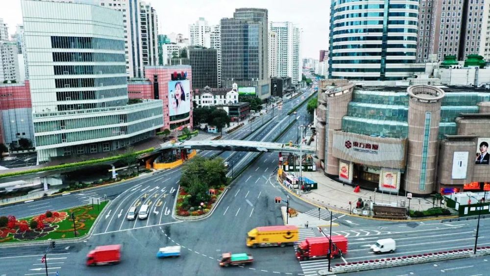 漕溪北路天桥架设完工,徐家汇商圈再添一抹飞虹