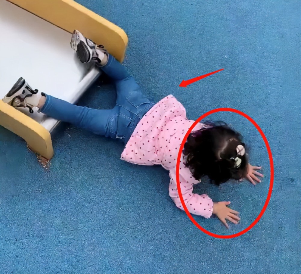 45岁咸素媛带娃出游2岁女儿摔倒在地她却在一旁忙着自拍