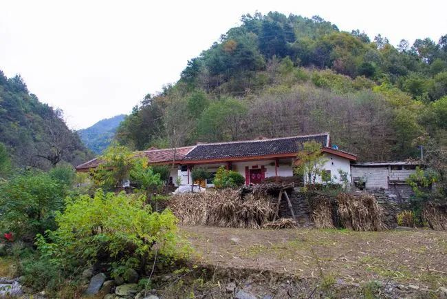 走路去一次县城要3天,偏僻的秦岭北沟村,到处都有空着的老房子