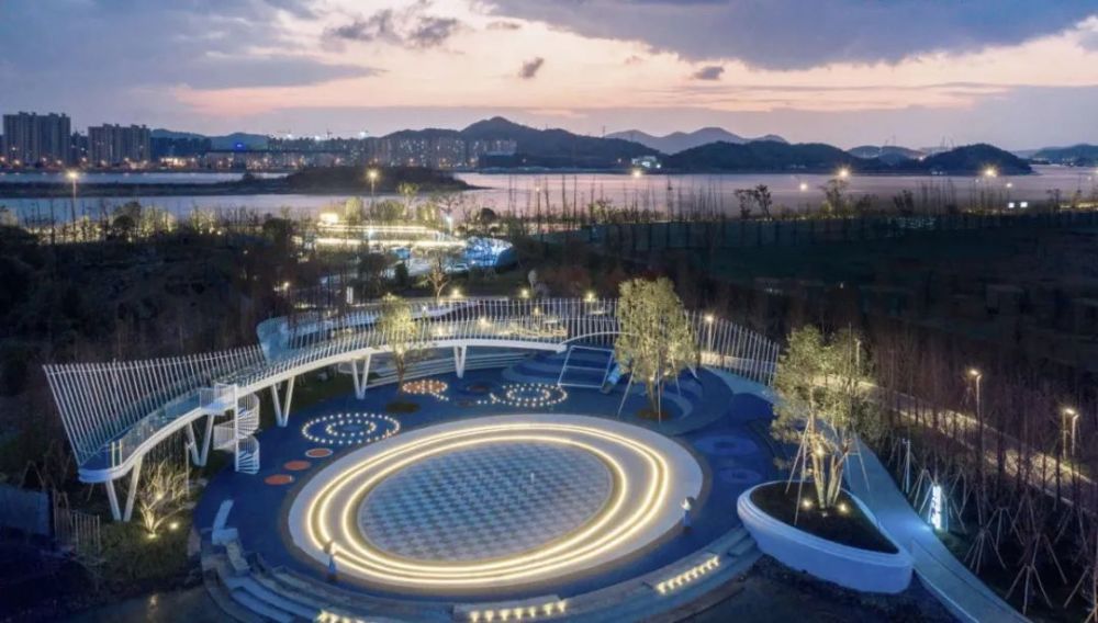 滨水广场1滨水广场2滨水广场3滨水广场4活力 · 滨海湾花园运用海洋