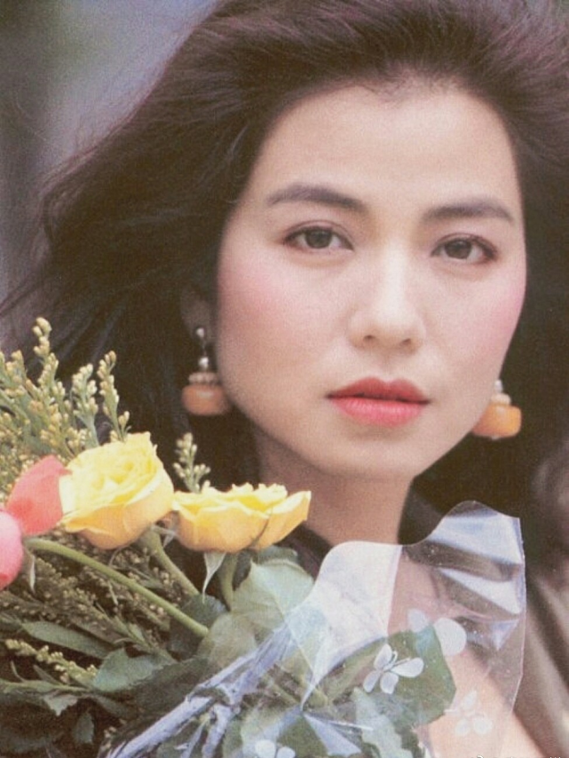 港姐出身的钟楚红被誉为"香港的玛丽莲梦露",在年轻时是很多人的"