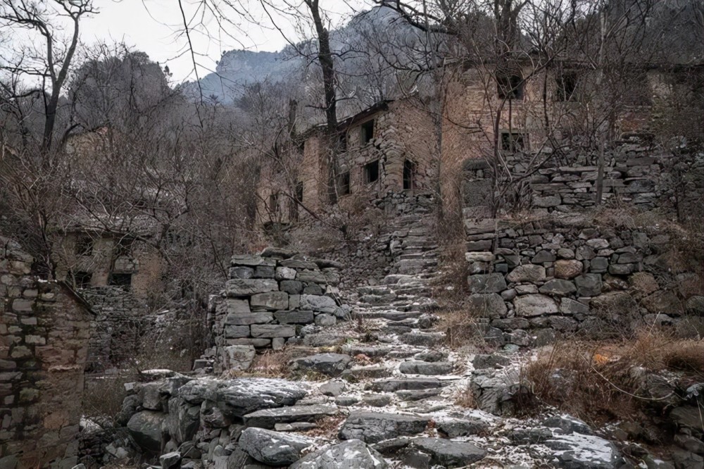 在河南沁阳市的郊外山区有这样一个村子,名叫封门村.