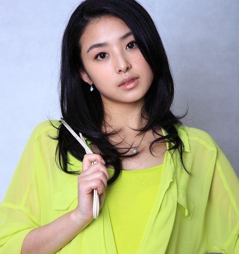张含韵,1989年出生于四川德阳,2004年成为超级女声季军,凭借一首《酸