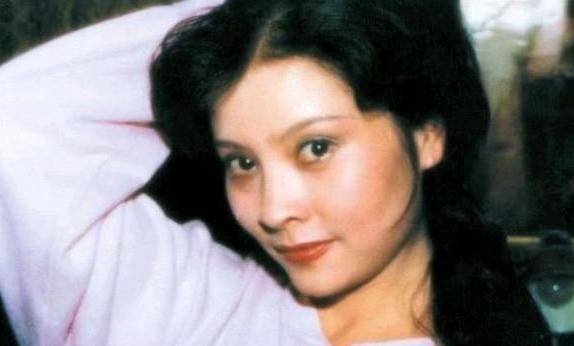 姐弟恋,无子婚姻:冯远征宠妻28年,梁丹妮66岁还活得像个孩子