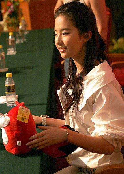 刘亦菲妈妈有多狠?本是国外豪门阔太,为培养女儿放弃婚姻和事业
