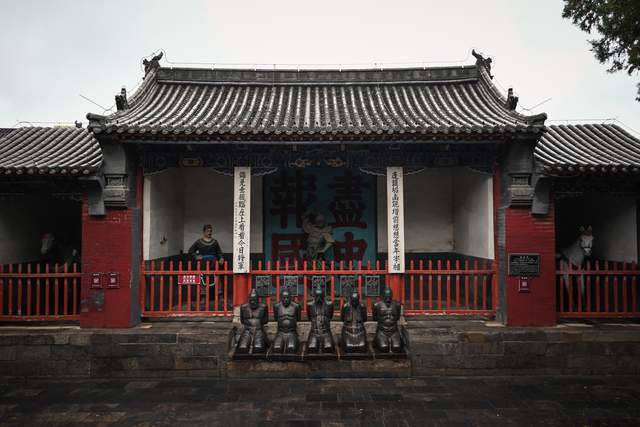 河南汤阴有座岳飞庙,占地六千三百平方米,被称为"精忠