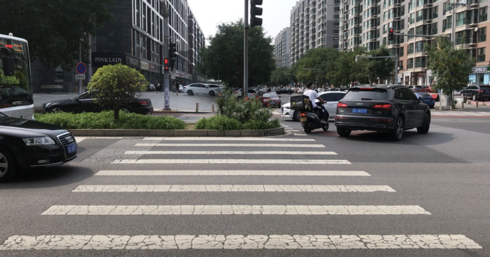 青年路22号院小区西门门前的丁字路口,斑马线和南北走向的青年路垂直