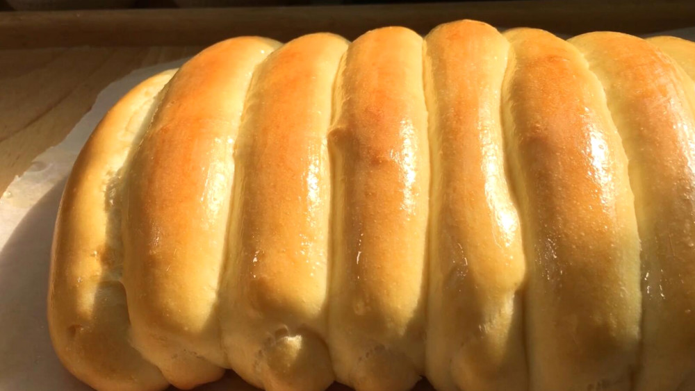 12,面包的组织松软,撕开来后超级拉丝,奶香四溢,趁热吃超级香.