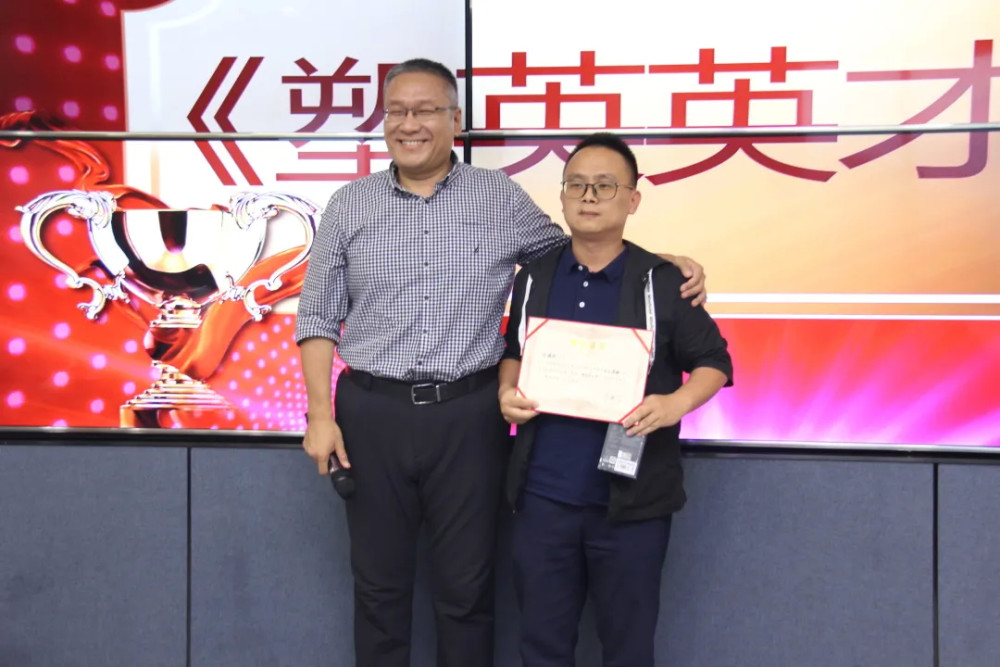 白睿校长为获得"塑英桃李奖"的黎媛,董志浩,石斌三们讲师代表颁奖 塑