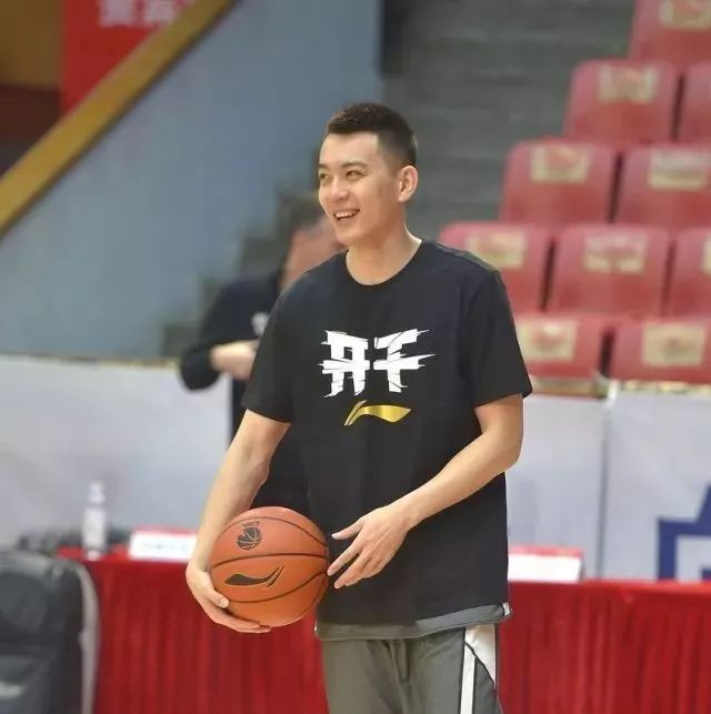 在上个赛季一场比赛中,浙江队主教练刘维伟,质问裁判为什么不判杨鸣