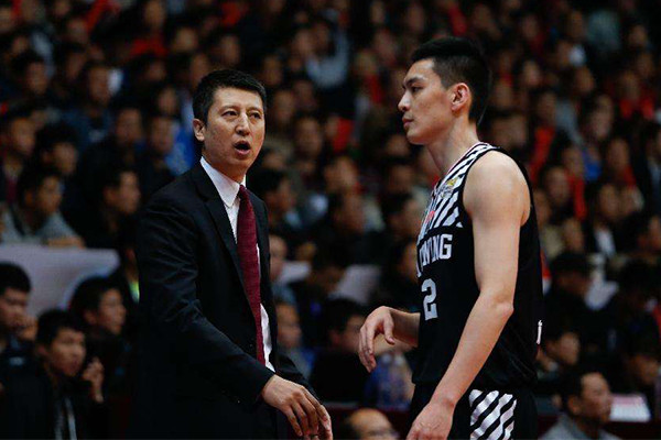 杨鸣的帅气在cba绝对是头一份,胡明轩都只是符合现在年轻人的审美观