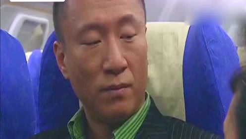 不得不说,孙红雷演起流氓来可太像了,嘴角虽然带笑,眼神里却泛着毒辣