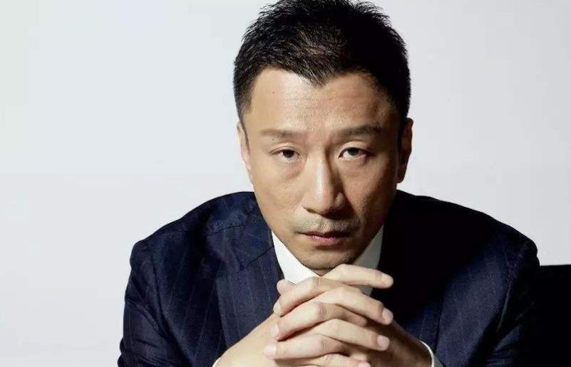 不得不说,孙红雷演起流氓来可太像了,嘴角虽然带笑,眼神里却泛着毒辣
