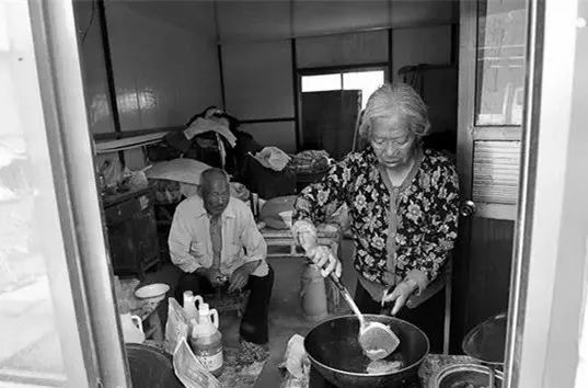 "借钱的都是儿子的恩人,我就是砸锅卖铁,卖血卖肾,也会还大家的.