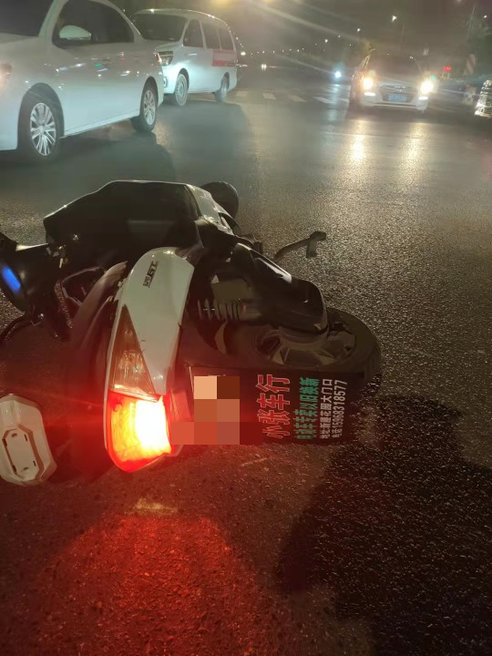 嘉兴一电动车逆行 闯红灯,与转弯的汽车撞了!交警认定:电动车全责!