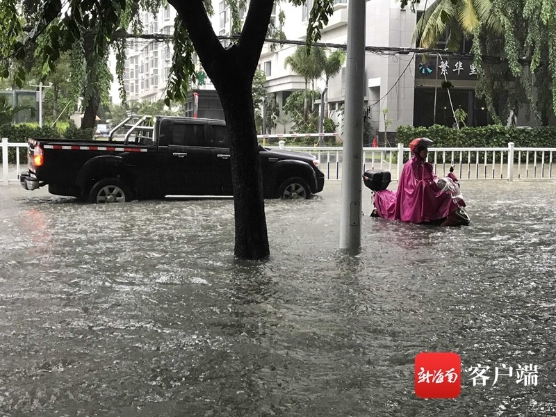 三亚突降暴雨海润路积水严重 通行需留意