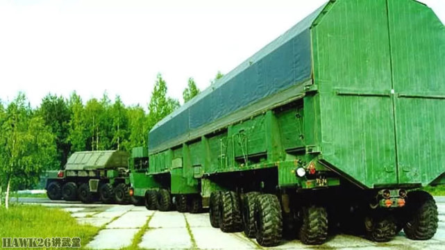 运输rs-22a战略导弹的15t284m公路列车.