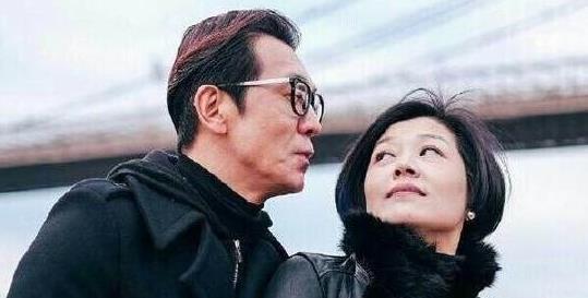哈文晒李咏生前最后一张照图片放大后却看哭众人手势让人心疼
