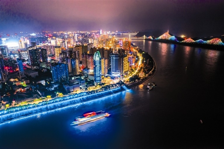 宜昌山水灯光秀给游客带来全新的观感.