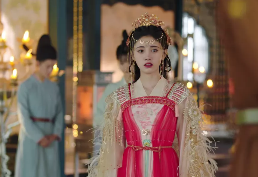 《嘉南传》开播:鞠婧祎表演浮夸得让人发笑,头饰晃得人眼都花了