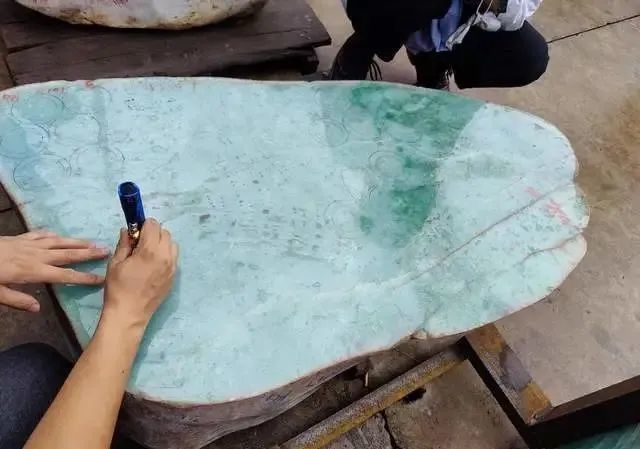 平洲都发翡翠玉石公盘,行家带你看新料!