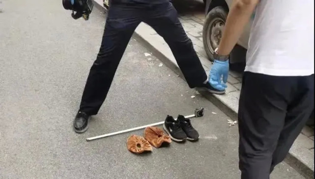 经民警勘查,商场各出入口门锁无撬痕,那嫌疑人是怎么进入商场的呢?