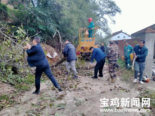 "近日,受连续强降雨天气影响,金台区硖石镇车辙村部分山体滑坡,导致