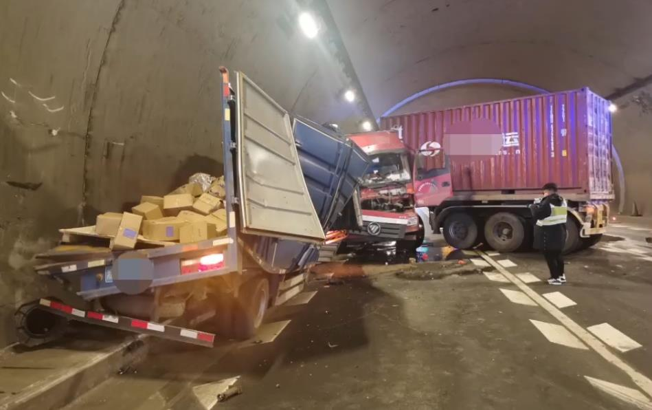 近日,浙江宁波,一隧道内,一辆轻型厢式货车被后方驶来的把撞车撞的