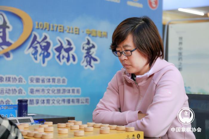 黑龙江象棋国际大师王琳娜力克河北的张婷婷,夺得女子组冠军