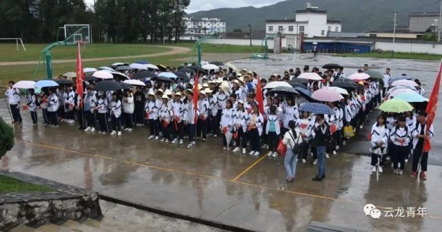 10月15日,云龙二中师生将思政课开到了漕涧镇仁山村.