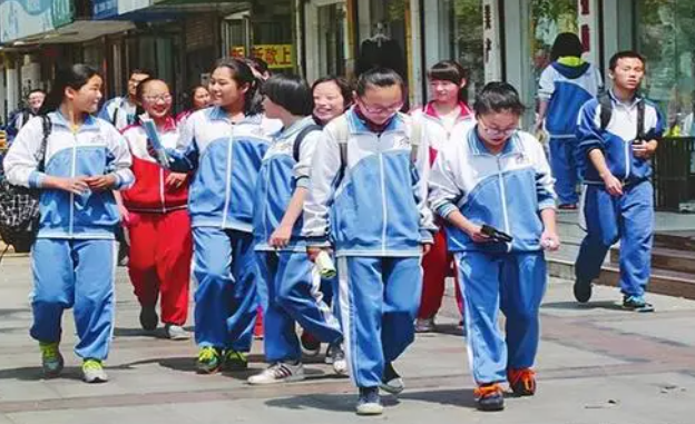 中国校服为什么这么丑学生党不满吐槽学校却表示很委屈